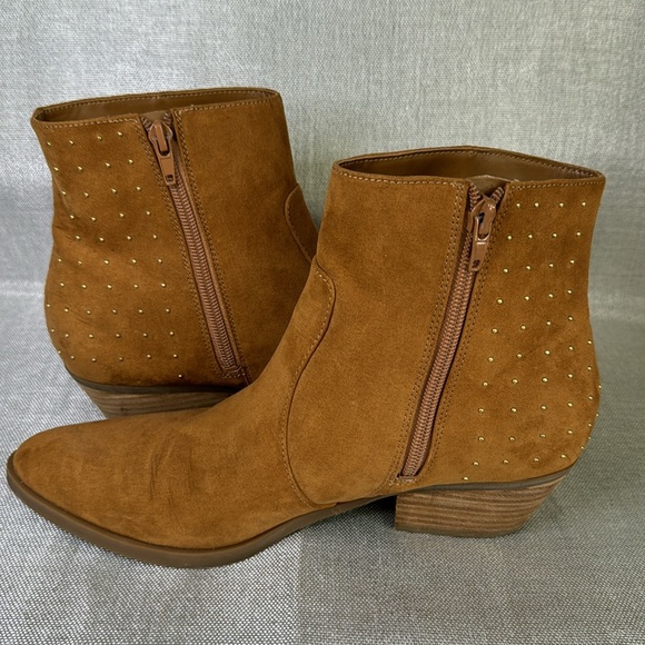 GUESS MID BOOTS TAN COLOR USED IN GOOD CONDITION. - Picture 6 of 8